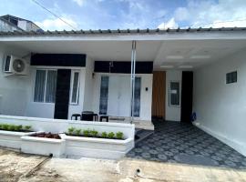 Situ Gede Indah HOMESTAY，位于打横的酒店
