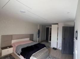 Pearl pyramids Suites，位于Ghaţāţī的酒店