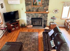 Mountain Retreat in the Catskills，位于Roxbury的自助式住宿