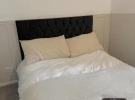 Cosy en-suite room, city centre, Peak District