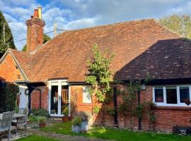 Country Cottage and Converted Barn Suite，位于乔尔德顿的酒店