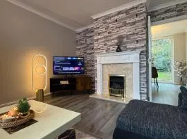 Charming 3 BR - NEC HS2- Long Stays Wifi Parking Airport