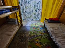 J Travel Trail Inn- Bed Space in Hubangon, Mahinog, Camiguin，位于Hubangon的青旅