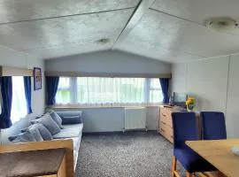 Stunning Holiday Home Beautiful Lakeside Views 15 Mins from Goodwood