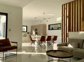 La Villa Blanca - Elegance between town and scrubland!