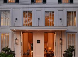 Faraway Martha's Vineyard，位于埃德加敦的酒店