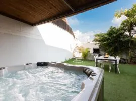 O&O Group -Beachside Villa w Private Jacuzzi