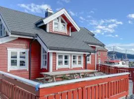 4 Bedroom Lovely Home In Leinøya