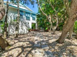 Walk to Wabasso Beach: Home w/ Hot Tub & Bikes，位于维洛海滩的酒店