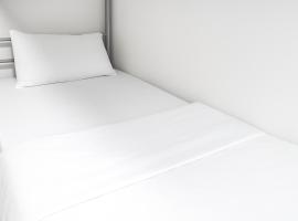 The Mini Homes Capsule Dorm Near Metro station，位于迪拜的乡村别墅