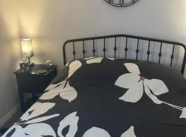 Cosy home from home with PRIVATE BATHROOM - FREE PARKING