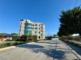 Aerostay hotel 1 km from airport，位于Rinas的酒店