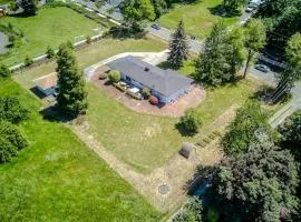 Vogel Vacation - Spacious Secluded, Hot Tub & Game Room