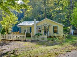 Mountain Cottage with Views Near Tail of the Dragon!，位于Fontana Village的酒店