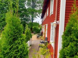 Semesterlägenheter 150m till Vänern，位于奥莫尔的酒店