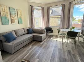 Second Floor Apartment in Victorian House，位于Strathroy的酒店