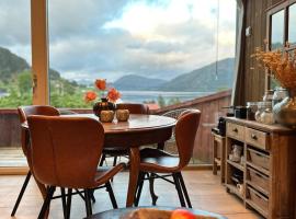 Architectural gem with fjord view，位于Holmedal的酒店