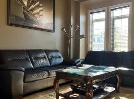 3300 SqFt - Modern and Comfort - 3 BDRM Getaway - Relax - Unwind - Explore - Near Toronto Pearson Airport & Toronto Downtown