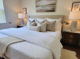 New In City Comfort Condo Getaway，位于盖恩斯维尔的酒店