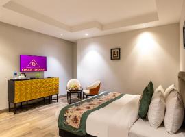 Okas Grand Luxury Collection Hotel Near Crowne Plaza New Delhi Okhla By IHG，位于新德里的酒店