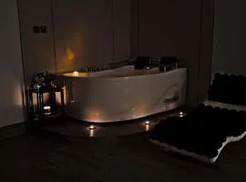 غرفة بجاكوزي مع صالة 1 من أرام ريزدنس by ARAM Residence