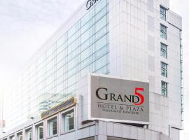 Grand 5 Hotel & Plaza Sukhumvit Bangkok，位于曼谷瓦塔纳的酒店