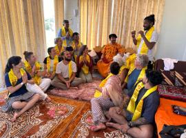 Karma Hostel，位于克久拉霍的酒店