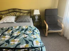 Chambre à l'étage salle de bains au rez de chaussée