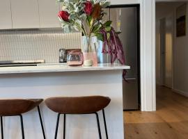 PISTE LUXURY CHALET - THE GRANDE - Oaks Lake Crackenback Resort，位于克拉肯巴克的酒店