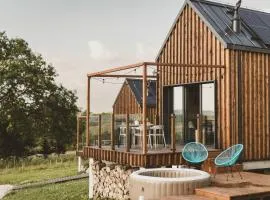 WymarzONE domki- z prywatnymi jacuzzi i kominkiem