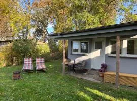 kleiner Holzbungalow Grundmann mit Naturgarten