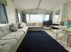 Ocean Bliss-Beach Front - Lux- Sea View- 3-Bedroom Caravan- 8 Sleeps，位于哈特尔普尔的酒店