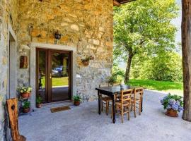 House in the Shambhalla Forest，位于Esmate的酒店