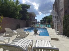 Hotel Dormi's Solo Adultos，位于米娜克拉韦罗的带停车场的酒店