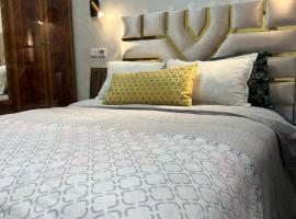 Modern 2-Bedroom Apartment in Agadir Family Stay Fiber WiFi 5 Guests，位于阿加迪尔的酒店