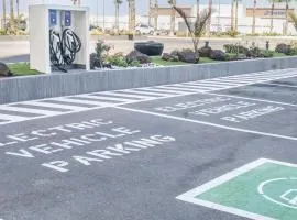 Lavish 1 bedroom Beach Front Condominium Encantame C-1603