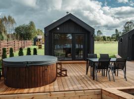 Rātes Krasti - PĒRLE- holiday house with sauna and lakeview，位于Lejasciems的带热水浴缸的酒店