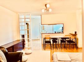 バス停"平城札所前"徒歩0分 四国愛媛の宿 "40番たっきゅうミニホテル" "No40 Takkyu mini hotel"，位于Hirajō的酒店