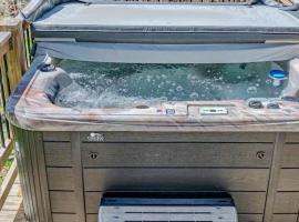 Crescent Moon Hygge Tiny Home by Dollywood, Hot Tub 3PM Check in，位于赛维尔维尔的酒店