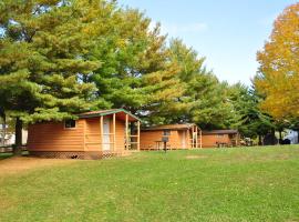 Plymouth Rock Camping Resort One-Bedroom Cabin 6，位于Elkhart Lake的酒店