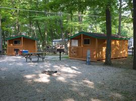 Plymouth Rock Camping Resort Studio Cabin 2，位于Elkhart Lake的酒店
