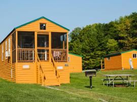 Plymouth Rock Camping Resort Deluxe Cabin 16，位于Elkhart Lake的度假园