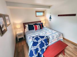 Walk to Everything! Hot Tub! Shorepine Haven，位于亚查茨的酒店