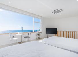 Oceanview,Villa de 427，位于西归浦市的带热水浴缸的酒店
