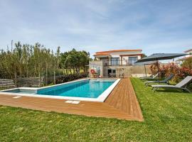 Quinta dos Raposos- Nazar&eacute; Portugal，位于纳扎雷的带泳池的酒店