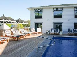 The Inn Hotel Lake Okoboji, an Ascend Collection Hotel，位于Arnolds Park的酒店