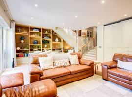 Luxury Home, spectacular grounds, pool & hot tub，位于Woodmancote的酒店