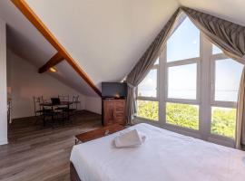 Zenitude Evian Les Terrasses du Lac, an Ascend Collection Hotel，位于埃维昂莱班的带泳池的酒店