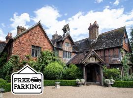 Langshott Manor - Luxury Hotel Gatwick，位于霍利的酒店