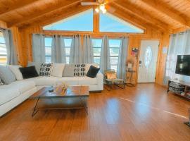 Hook's Cabin- Lake & Pool Near Disney A-frame，位于克莱蒙的酒店